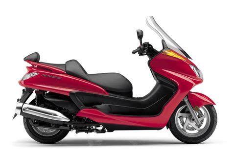 Yamaha Majesty 150 na silnici s viditelnými brzdami