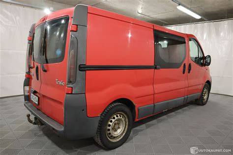 Fotografie ukazující typické plastové díly Renault Trafic 2004 v interiéru a vnější části