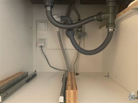 Schéma přístupu ke kabinovému filtru pod odkládací přihrádkou