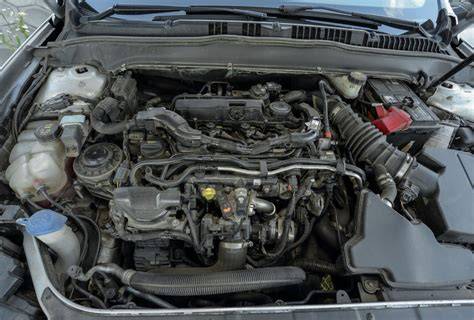 Infografika srovnání verzí 1.6 TDCi, 1.8i a 2.0 TDCi včetně výbav GHIA a C-Max