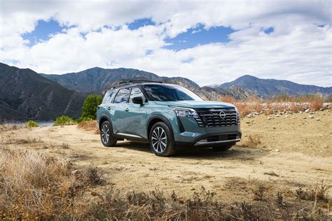 Ilustrační foto vozu Nissan Pathfinder v terénu