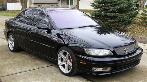 Cadillac Catera a Opel Omega vedle sebe - vizuální základ pro srovnání