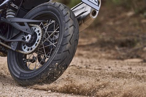 Detailní záběr pneumatiky Pirelli Scorpion Trail II na motocyklu