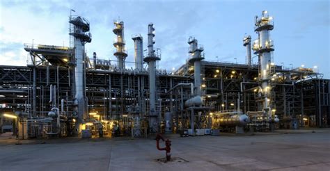 Mapa s vyznačenou oblastí těžby kuvajtské ropy a lokací rafinérie v Nizozemí