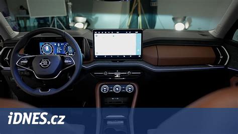 Detail interiéru ruské Škody Rapid s kombinací moderních a klasických prvků.