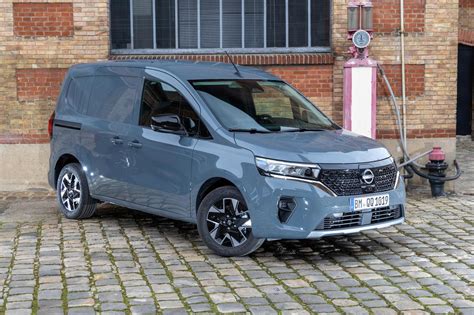 Infografika: Srovnání dojezdu a nabíjení e-NV200 a Townstar EV