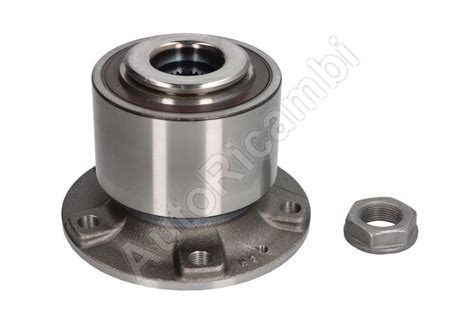 Detail zadního náboje kola s kuželovými ložisky.