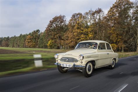Dobová fotografie první generace vozu Škoda Octavia