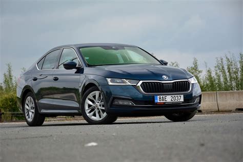 Boční pohled na druhou generaci vozu Škoda Octavia