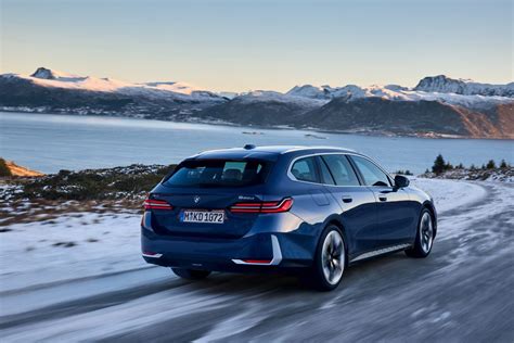Infografika: Srovnání délek verzí BMW řady 5 (E60/E61) a hlavních rozměrů