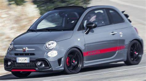 Infografika: Technické parametry Abarth 595 a srovnání verzí