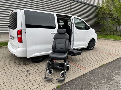 Detail systému sklápění sedadel Flex7 v Opelu Zafira, ukazující možnost vytvoření rovné ložné plochy.