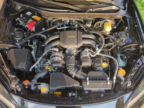 Motorový prostor Opelu Zafira s dieselovým motorem 2.0 DTI.