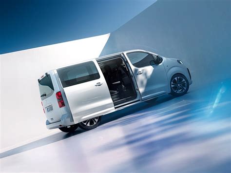Boční profil vozu Opel Zafira demonstrující jeho kompaktní MPV proporce.