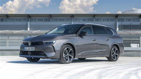Obrázek: Interiér Astra Sports Tourer - detail palubní desky a opěrek