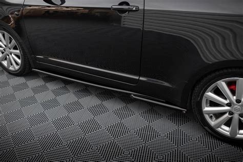 Detailní záběr na autokoberce a prahové lišty pro Suzuki Swift