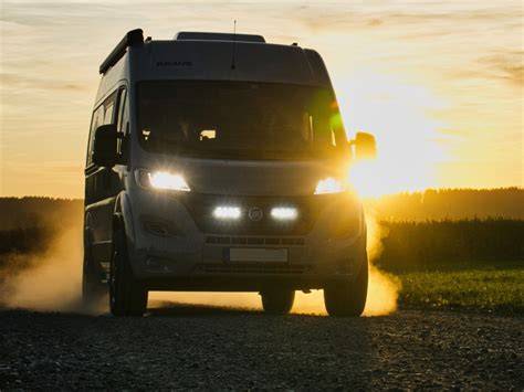 Infografika: Srovnání LED vs. halogenových světlometů pro Fiat Ducato
