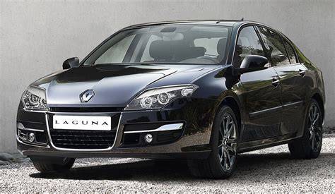 Infografika: Přehled verzí Renault Laguna III a jejich technické parametry (benzín vs. nafta)