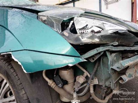 Ilustrační foto bouraného auta s viditelným poškozením přední části.