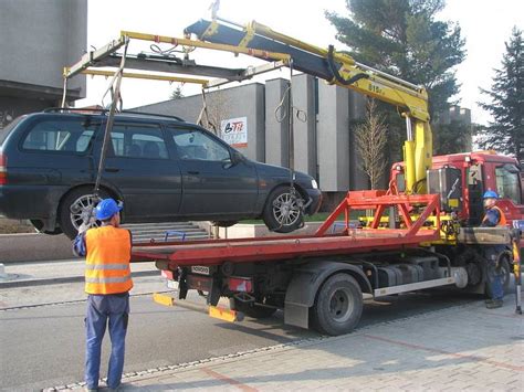 Ilustrační foto odstavených autovraků Peugeot