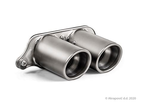 Detail sportovní koncovky výfuku Akrapovič z titanu a karbonu