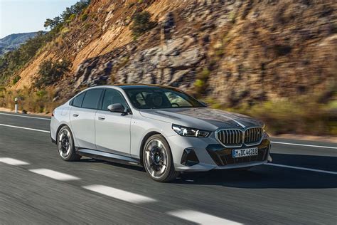 Infografika: Porovnání verzí BMW řady 5 Sedan a Touring