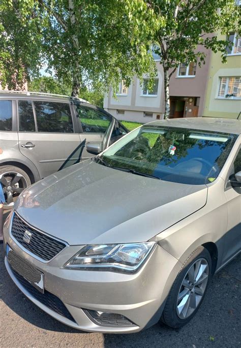 Ilustrační foto auta zaparkovaného na pobřeží