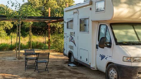 Infografika s výší pokut za kempování v Chorvatsku