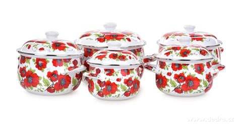 Různé druhy smaltovaných hrnců s poklicemi v různých barvách a dekorech