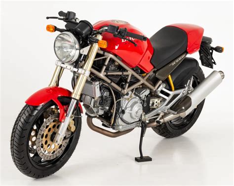 Obr. 1: Vývoj designu Ducati Monster od 1993 po současnost
