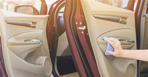 Fotografie čistého a lesklého interiéru automobilu po detailním čištění.