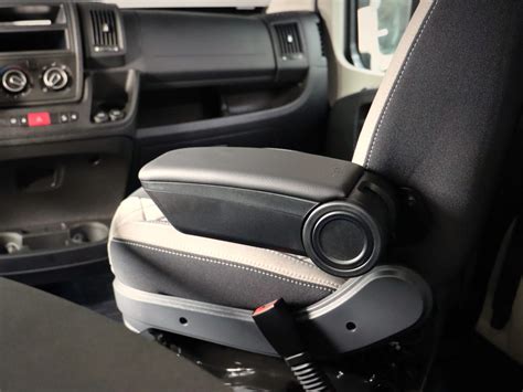 Obrázek 1: Schéma montáže loketní opěrky a horního panelu pro Fiat Ducato 250