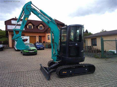 Fotografie olejových filtrů pro bagry Kobelco různých velikostí