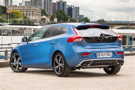 Infografika: Průřez palubním počítačem Volvo V40 a jeho zobrazení na sdružené desce