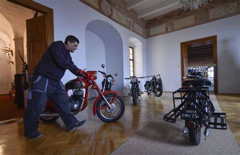 Motocyklová expozice na hradě Kámen