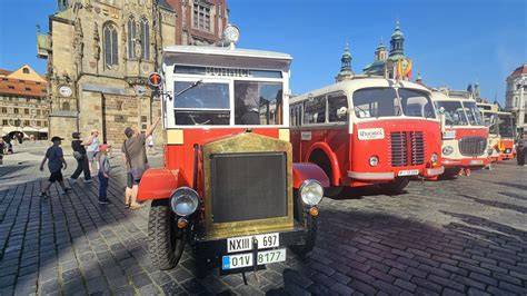 Praha historické autobusy a stroje