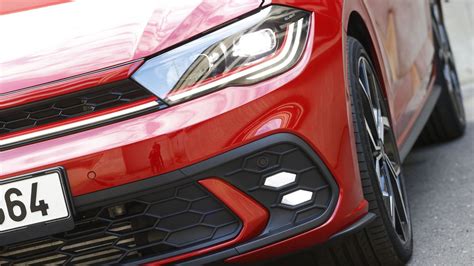 Detailní záběr na reklamu Volkswagenu Polo s důrazem na bezpečnostní prvky.