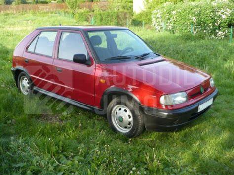Škoda Felicia s rozšířenými plastovými lemy - pohled z boku