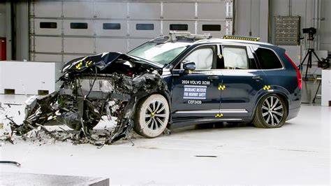 Crash test Volvo: boční i čelní náraz a rozložení energií v rámu