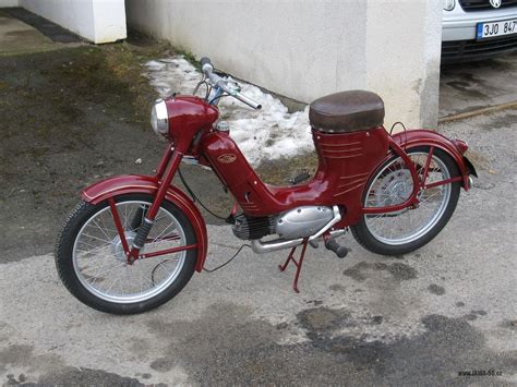 Detailní pohled na motocykl Jawa 50/550 Pionýr „Pařez“ s důrazem na jeho charakteristické sedlo.