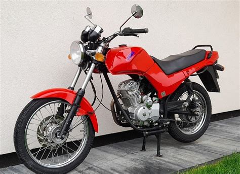Motocykl Jawa 50/21 Sport v dynamickém záběru, ilustrující jeho sportovní charakter.