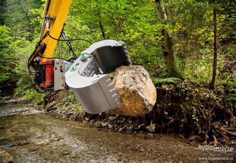 Detailní záběr na různé typy drapáků (na kulatinu, sypké materiály, kameny).