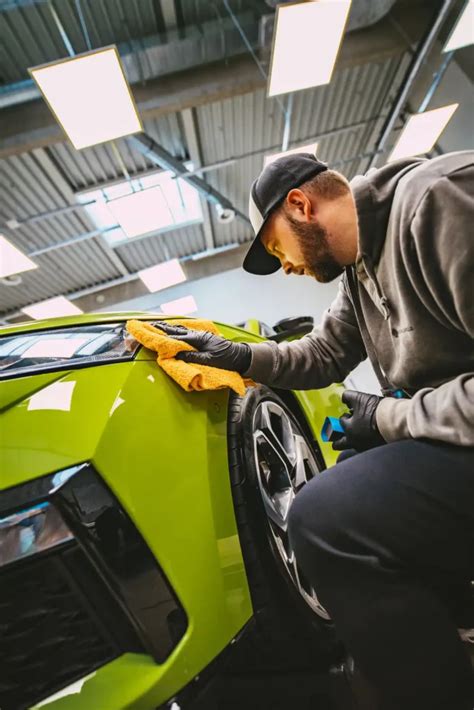 detail lesklého laku vozu po aplikaci keramické ochrany