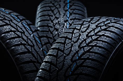 Detail poškozené pneumatiky s viditelnými prasklinami