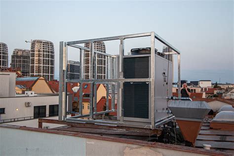 Fotografie týmu techniků při instalaci klimatizační jednotky