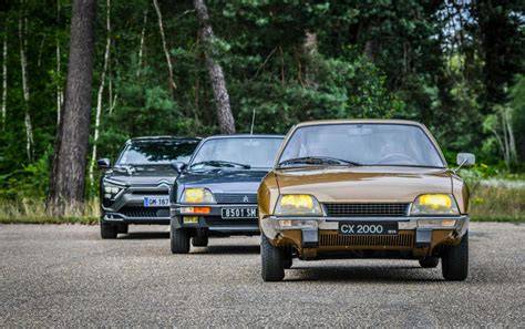obrázky historických a současných modelů peugeotu