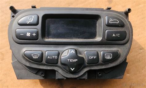 ovládací panel klimatizace ve voze Ford