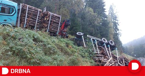Detailní pohled na dětský model nákladního automobilu BRUDER s nakládaným dřevem