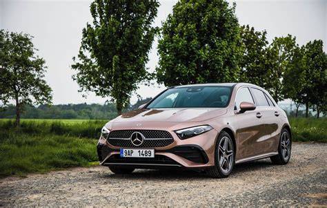 Interiér Mercedes A 200 (modernizace) s dotykovým volantem