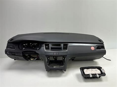 Schéma držáku telefonu pro Peugeot 5008 s vyznačením 10palcové obrazovky a místa instalace na palubní desce.